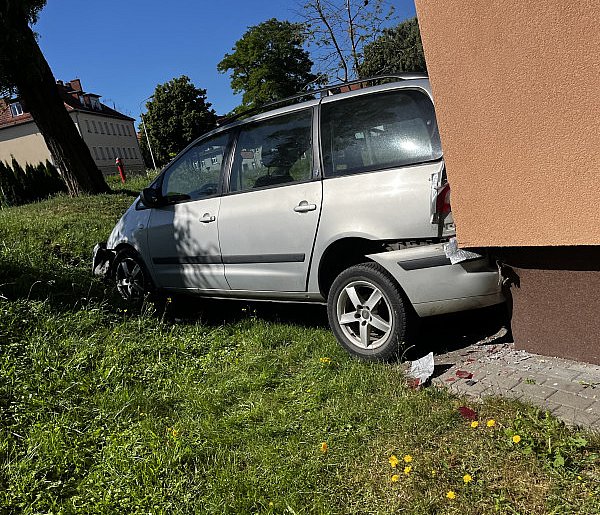 Samochód wbił się w blok. Zdarzenie zaskoczyło mieszkańców-48037