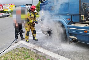 Awaria ciężarówki na rondzie. Do akcji ruszyli strażacy -48110