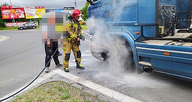 Awaria ciężarówki na rondzie. Do akcji ruszyli strażacy -48110