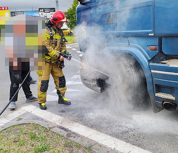 Awaria ciężarówki na rondzie. Do akcji ruszyli strażacy -48110