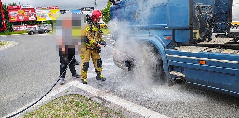 Awaria ciężarówki na rondzie. Do akcji ruszyli strażacy  - 48110