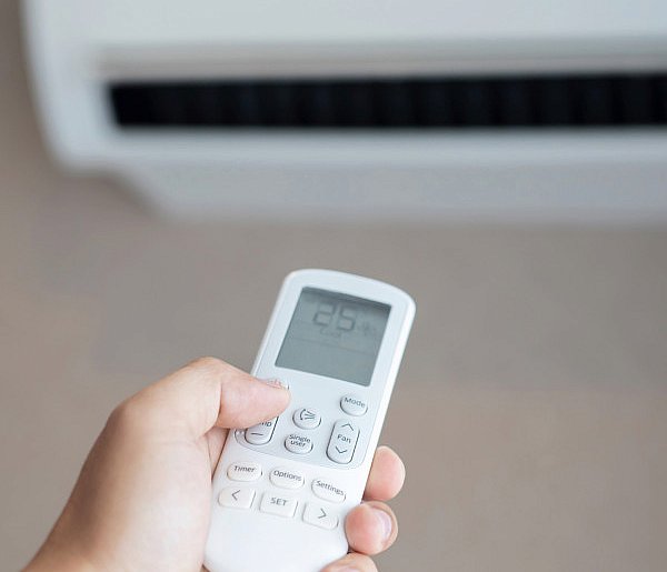 Chłodzisz się klimatyzacją? Oto, co najczęściej robią źle Polacy-48117