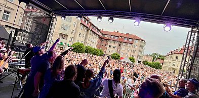 Szczecinek zagrał i zaśpiewał dla Kuby. Wzruszający koncert na pl. Wolności-48153