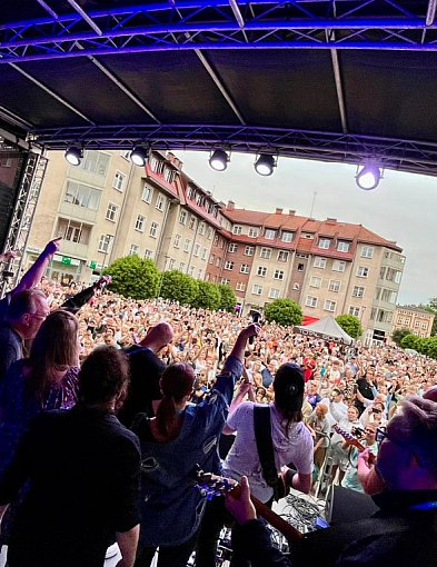 Szczecinek zagrał i zaśpiewał dla Kuby. Wzruszający koncert na pl. Wolności-48153