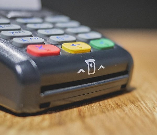 Zakaz sprzedaży i większy nadzór. Tych produktów nie kupią już nieletni-48170