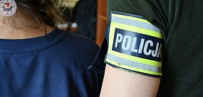 Okradły seniorkę. Policjant rozpoznał sprawczynie po ry
