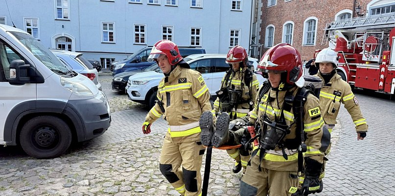 Poruszenie w centrum Szczecinka. Syreny i strażacy - 48211