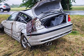O włos od tragedii na DK11. BMW dachowało i uderzyło w drzewo -48268