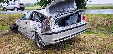 O włos od tragedii na DK11. BMW dachowało i uderzyło w drzewo -48268