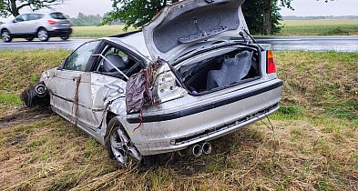 O włos od tragedii na DK11. BMW dachowało i uderzyło w drzewo -48268