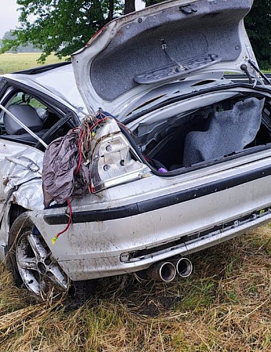 O włos od tragedii na DK11. BMW dachowało i uderzyło w drzewo -48268