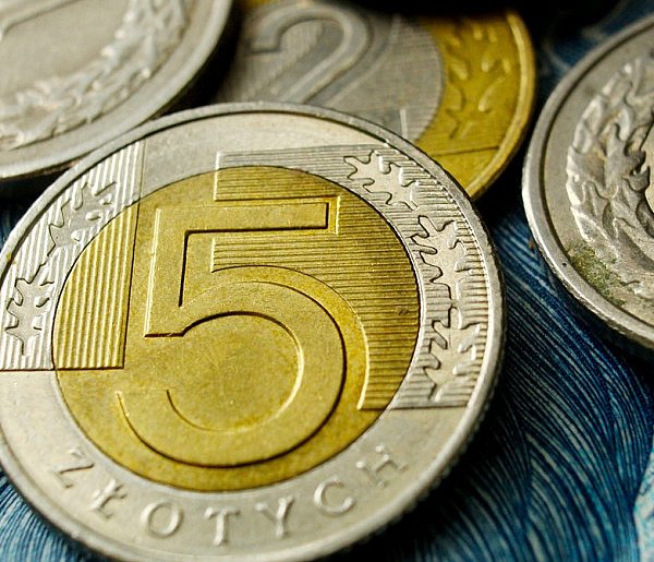 Setki tysięcy Polaków otrzymały nowe świadczenie. Co z resztą?-48259