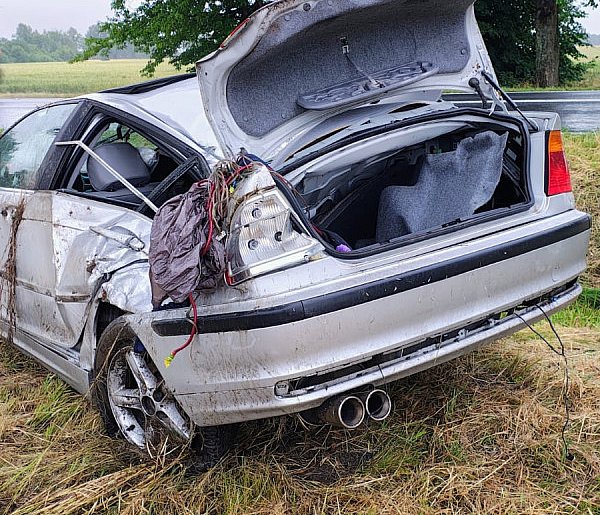 O włos od tragedii na DK11. BMW dachowało i uderzyło w drzewo -48268