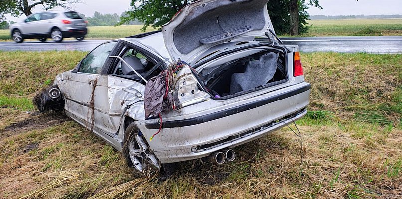 O włos od tragedii na DK11. BMW dachowało i uderzyło w drzewo  - 48268