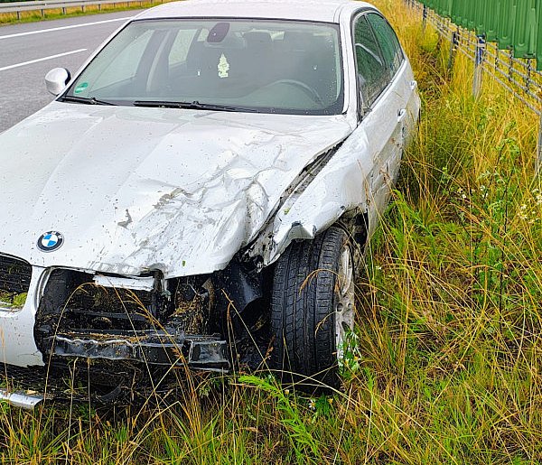 BMW rozbiło się o bariery na obwodnicy Szczecinka-48275