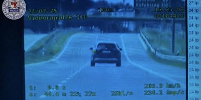 Mercedes pędził ponad 200 km/h! Poznaniakowi się śpieszyło [MAMY NAGRANIE]-48623