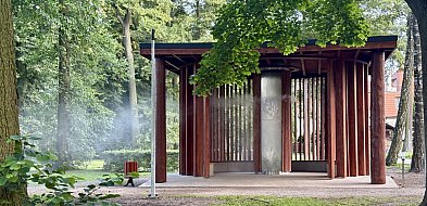 Tężnia w parku nie działa jak trzeba. Mgiełka ucieka z wiatrem. -48851