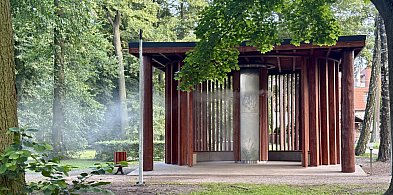 Tężnia w parku nie działa jak trzeba. Mgiełka ucieka z wiatrem. -48851