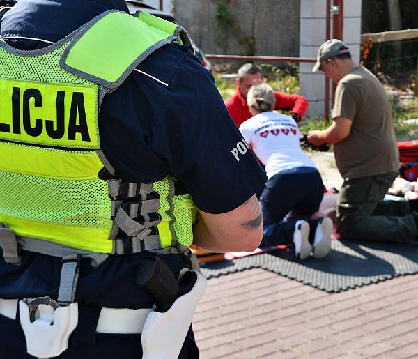 Mandat czy reanimacja? Zaskakująca akcja szczecineckiej drogówki.-48933