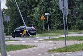 Uszkodzona latarnia i znak – efekt jazdy po alkoholu-48970