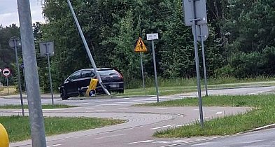 Uszkodzona latarnia i znak – efekt jazdy po alkoholu-48970