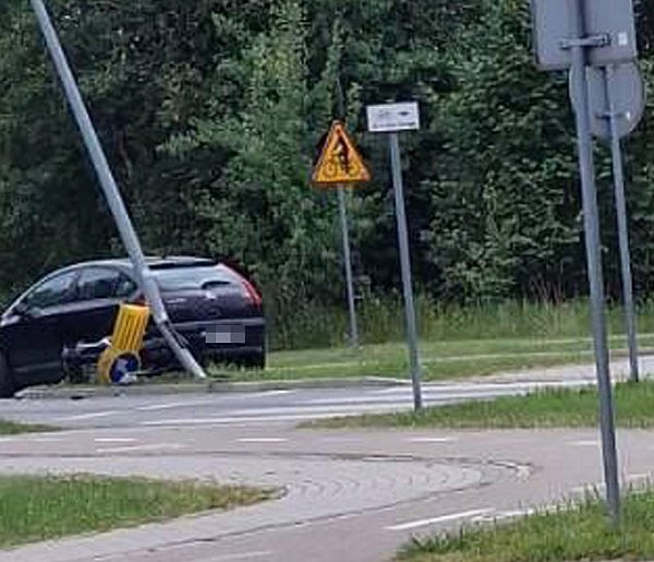 Uszkodzona latarnia i znak – efekt jazdy po alkoholu-48970