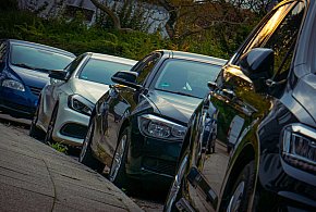 Tysiące samochodów idą pod młotek. Można je mieć za pół ceny-49024