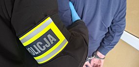 Pijany kierowca poturbował policjantów i uciekł. 