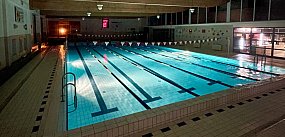 Relaks, muzyka i jacuzzi nocą. Basen zaprasza