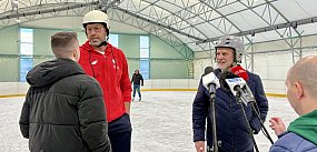 Minister sportu na szczecineckim lodowisku.