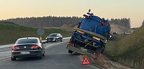 Beczkowóz zsunął się do rowu. Utrudnienia w ruchu.