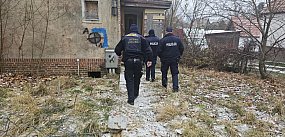 Służby patrolują miasto i pomagają bezdomnym