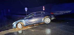 Opel w rowie na budowanym węźle S11