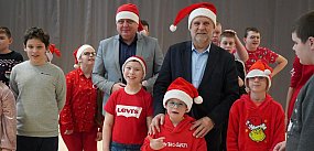 Mikołajkowa wizyta starostów w SOSW i Domu Dziecka