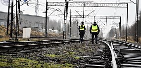 Wzmożone patrole policji przy torach. O co chodzi?