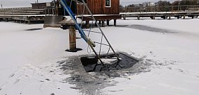 Niebezpieczne przeręble przy wyciągu na jeziorze.