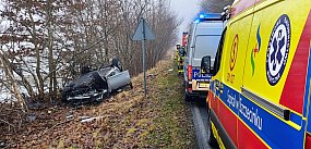 Wyprzedzanie zakończone wypadkiem. BMW na dachu