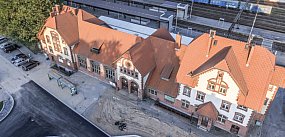 Historyczny zegar wraca na elewację dworca.