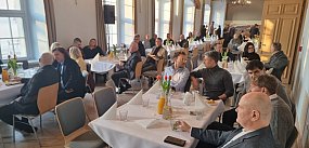 Przedsiębiorcy i samorząd przy wspólnym stole.