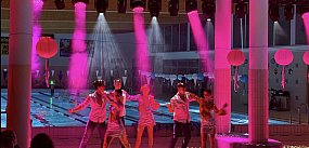 Światła, woda i muzyka retro