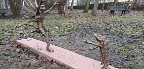 Kolejna rzeźba gryfa i jesiotra uszkodzona