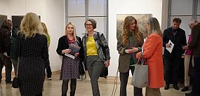 Sztuka pełna światła i refleksji.