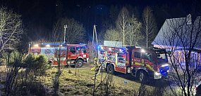 Ogień strawił budynki i samochód