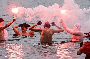 Morsy w biało-czerwonych barwach nad Trzesieckiem-9324