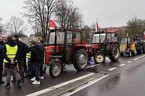 Rolnicy zablokowali ulicę Jana Pawła II.-9332
