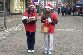 Drużyna Świętego Mikołaja kwestuje na szczecineckim deptaku-9359