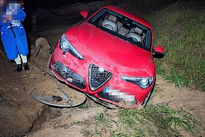 Rozbite auto w rowie przy budowie ekspresówki-9416