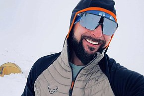 Flaga miasta wysoko w górach-9440