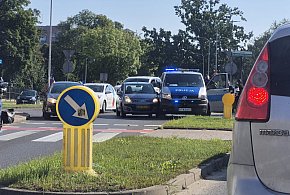 Kolizja osobówki z policyjnym radiowozem na sygnałach-49292