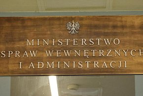 MSWiA: apelujemy o zachowanie spokoju, śledzenie komunikatów-49311